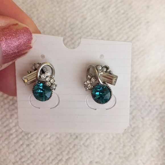 ❌SOLD❌Emerald Green & Enamel Gift Crystal Earrings - Picture 5 of 5